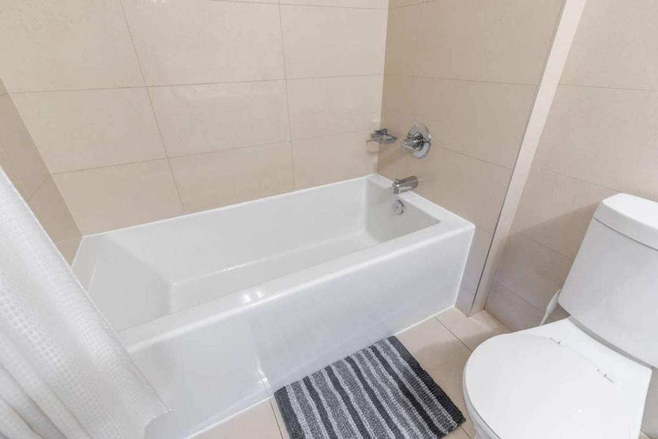 Stunning Views Of Downtown - Luxury High Rise With King Bed! Villa Торонто Екстериор снимка